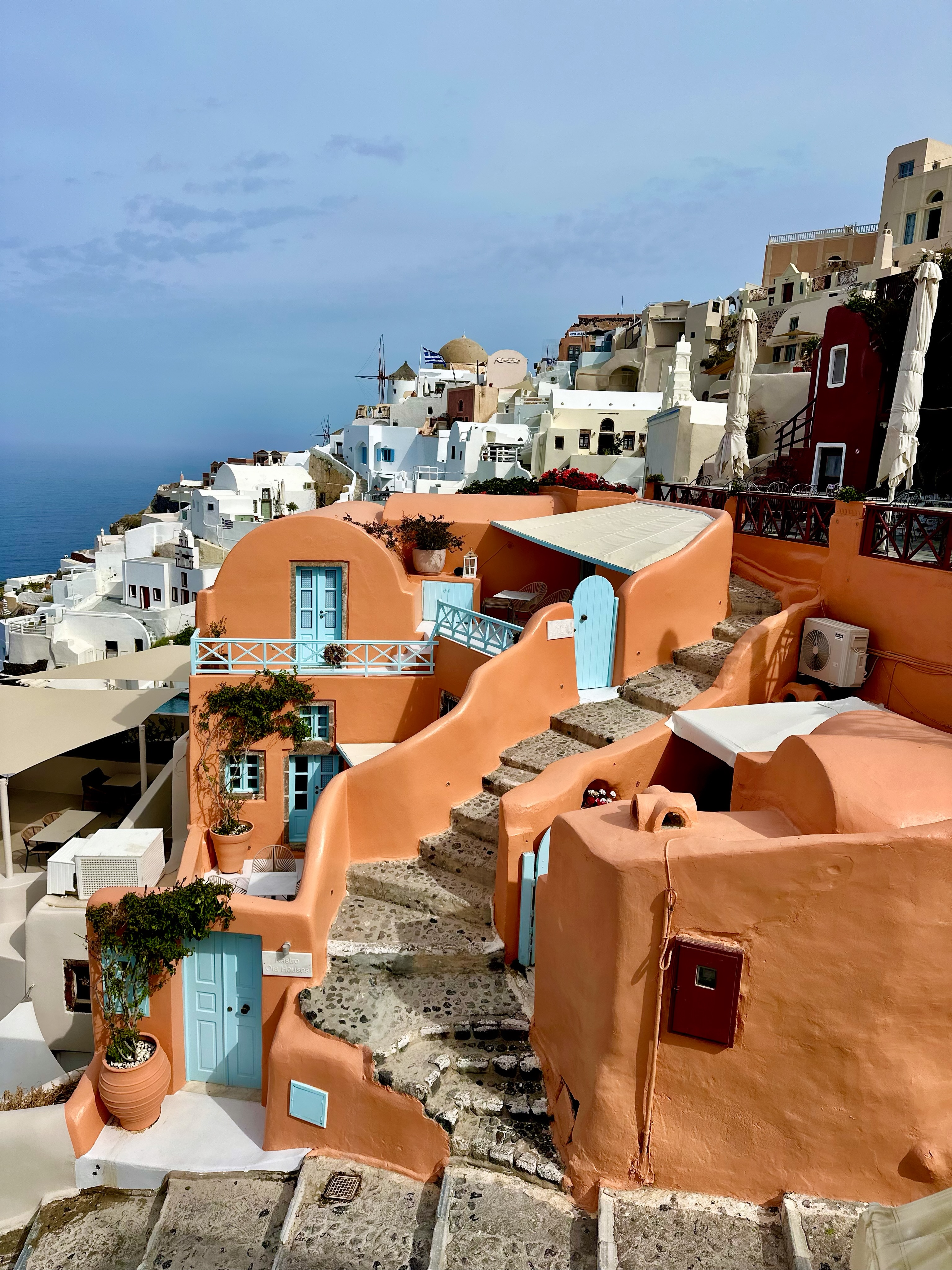 Ohhh Monday! Mentally I’m here today, postcard from Santorini!🇬🇷🧿

#santorini #greecetravel #greecestagram #passionpassport